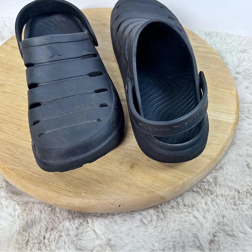 Black‎ Slip-On Slippers with Ventilation